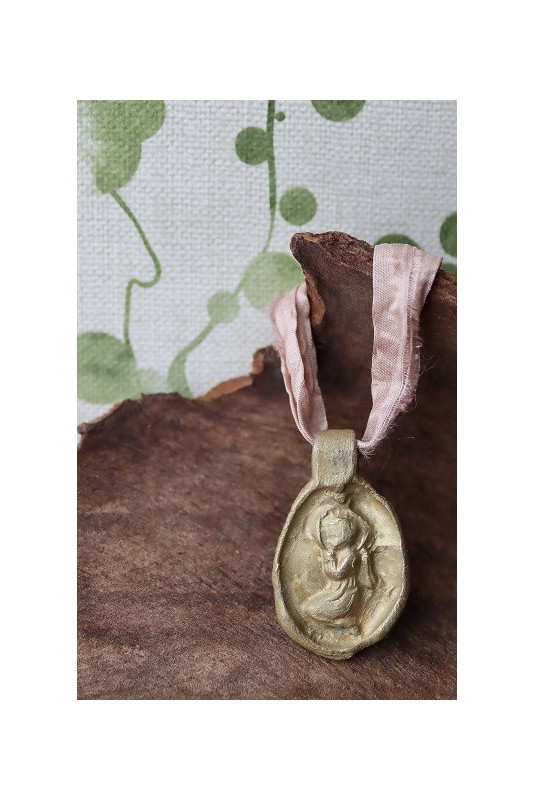 Medalla rústica del Angelito de la Guarda en latón. Hecha artesanalmente por Sandra Bellew.