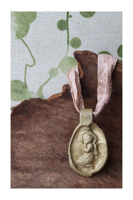 Medalla rústica del Angelito de la Guarda en latón. Hecha artesanalmente por Sandra Bellew.