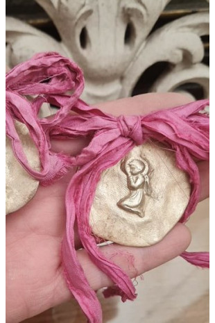 Medalla rústica del Angelito de la Guarda  para carrito en latón. Hecha artesanalmente por Sandra Bellew.