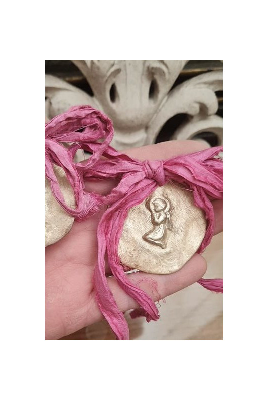 Medalla rústica del Angelito de la Guarda  para carrito en latón. Hecha artesanalmente por Sandra Bellew.
