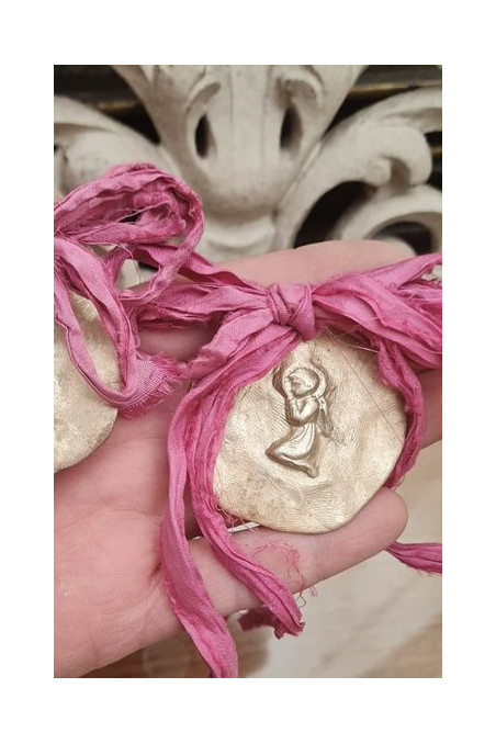 Medalla rústica del Angelito de la Guarda  para carrito en latón. Hecha artesanalmente por Sandra Bellew.