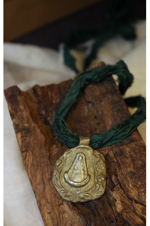 Medalla rústica  de la Virgen del Rocío en latón. Hecha artesanalmente en España por Sandra Bellew.