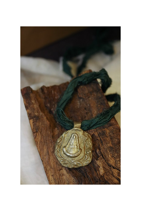 Medalla rústica  de la Virgen del Rocío en latón. Hecha artesanalmente en España por Sandra Bellew.