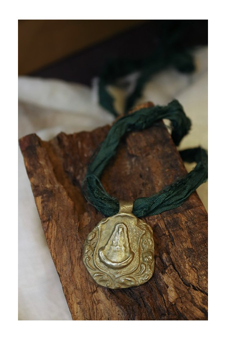 Medalla rústica  de la Virgen del Rocío en latón. Hecha artesanalmente en España por Sandra Bellew.