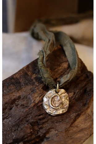 Medalla con inicial pequeña
