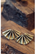Pendientes en forma de abanico de latón. Hechos artesanalmente por Sandra Bellew.
