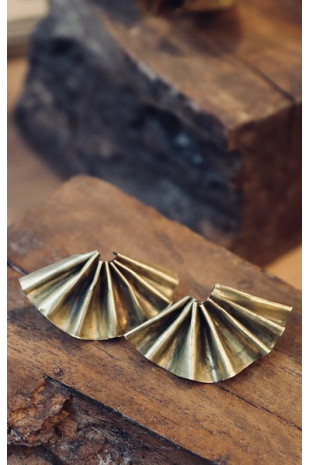 Pendientes en forma de abanico de latón. Hechos artesanalmente por Sandra Bellew.