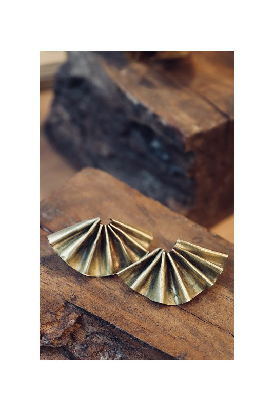 Pendientes en forma de abanico de latón. Hechos artesanalmente por Sandra Bellew.