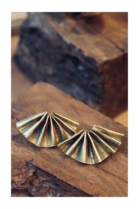 Pendientes en forma de abanico de latón. Hechos artesanalmente por Sandra Bellew.
