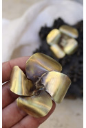 Pendientes en latón con forma de flor. Hechos  artesanalmente en España por Sandra Bellew.