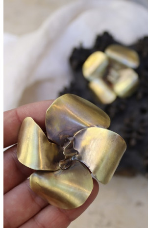 Pendientes en latón con forma de flor. Hechos  artesanalmente en España por Sandra Bellew.