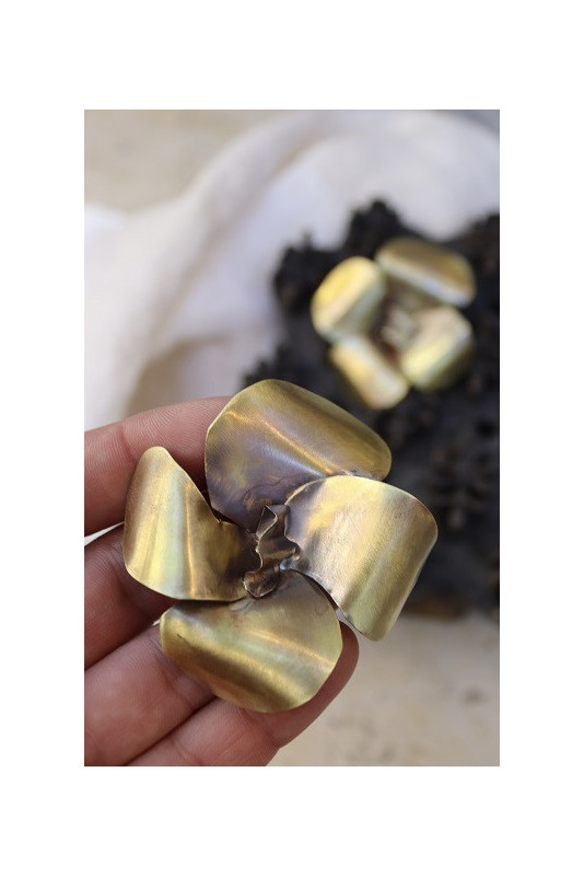 Pendientes en latón con forma de flor. Hechos  artesanalmente en España por Sandra Bellew.