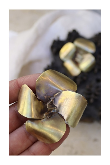 Pendientes en latón con forma de flor. Hechos  artesanalmente en España por Sandra Bellew.