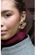 Pendientes en latón con forma de flor. Hechos  artesanalmente en España por Sandra Bellew.