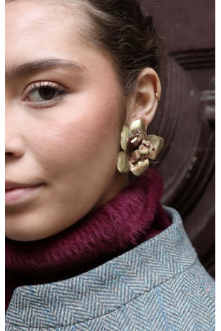 Pendientes en latón con forma de flor. Hechos  artesanalmente en España por Sandra Bellew.