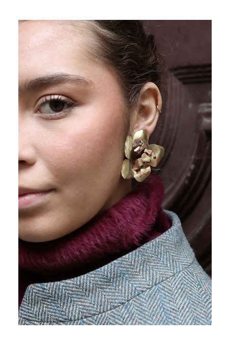 Pendientes en latón con forma de flor. Hechos  artesanalmente en España por Sandra Bellew.