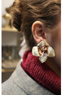 Pendientes en latón con forma de flor. Hechos  artesanalmente en España por Sandra Bellew.