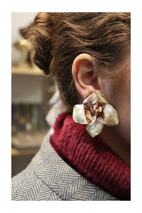 Pendientes en latón con forma de flor. Hechos  artesanalmente en España por Sandra Bellew.