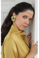 Pendientes en latón con forma de flor. Hechos  artesanalmente en España por Sandra Bellew.