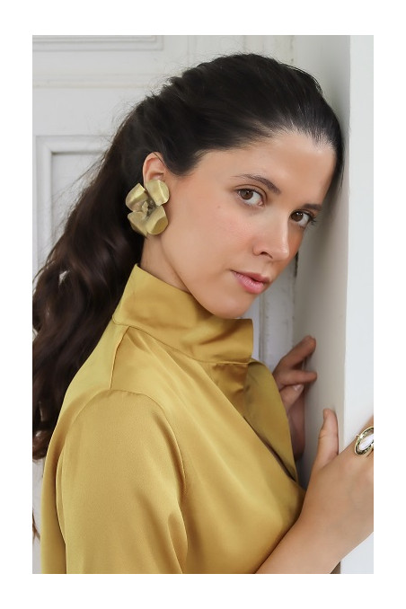 Pendientes en latón con forma de flor. Hechos  artesanalmente en España por Sandra Bellew.
