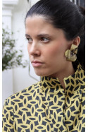 Pendientes en latón con forma de flor. Hechos  artesanalmente en España por Sandra Bellew.