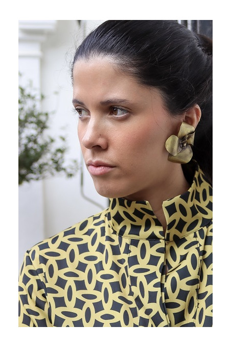 Pendientes en latón con forma de flor. Hechos  artesanalmente en España por Sandra Bellew.