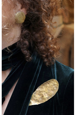 Broche de hoja en latón. Hecho artesanalmente por Sandra Bellew.