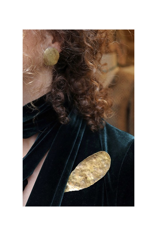 Broche de hoja en latón. Hecho artesanalmente por Sandra Bellew.