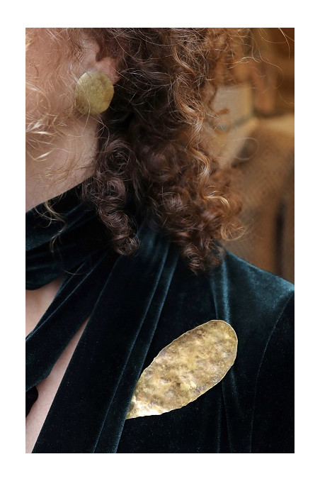 Broche de hoja en latón. Hecho artesanalmente por Sandra Bellew.