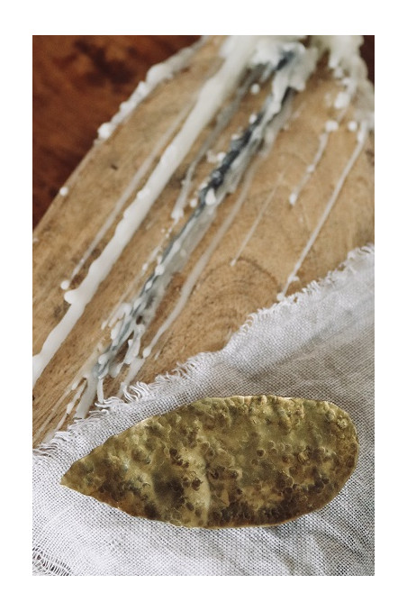 Broche de hoja en latón. Hecho artesanalmente por Sandra Bellew.
