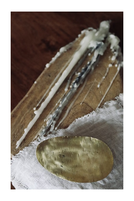 Broche de hoja en latón. Hecho artesanalmente por Sandra Bellew.