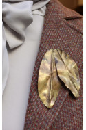Broche con dos hojas en latón. Hecho artesanalmente por Sandra Bellew.