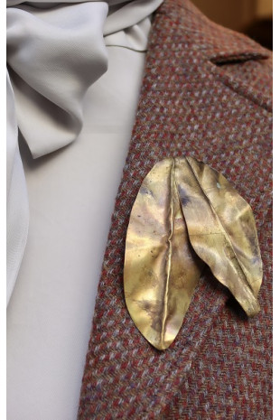 Broche con dos hojas en latón. Hecho artesanalmente por Sandra Bellew.
