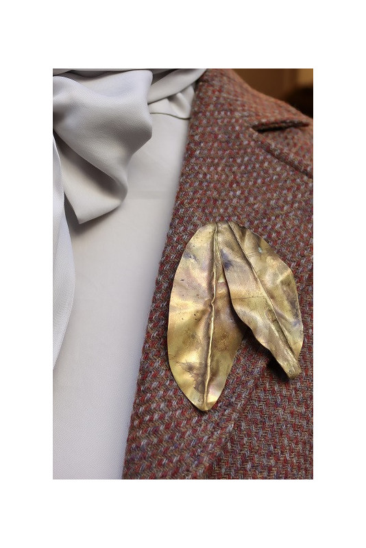 Broche con dos hojas en latón. Hecho artesanalmente por Sandra Bellew.