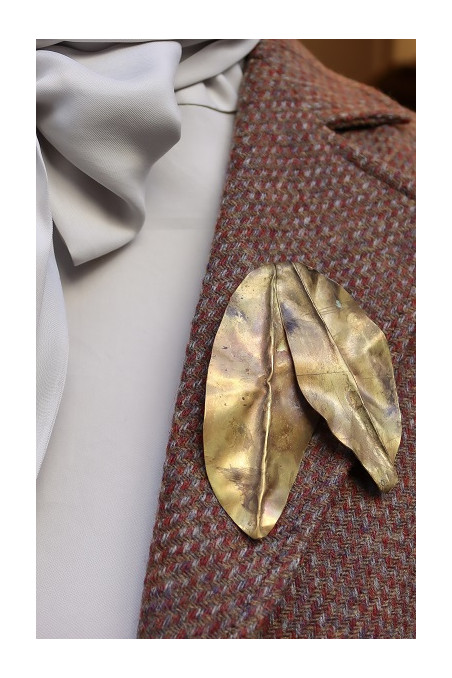 Broche con dos hojas en latón. Hecho artesanalmente por Sandra Bellew.