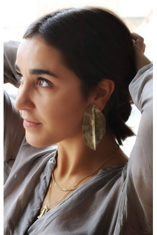 Pendientes de hoja en latón. Hechos artesanalmente por Sandra Bellew.