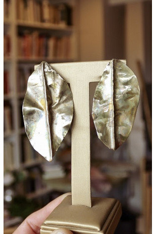 Pendientes de hoja en latón. Hechos artesanalmente por Sandra Bellew.