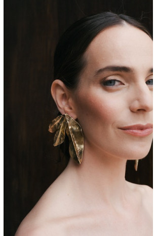 Pendientes con tres hojas en latón. Hechos artesanalmente por Sandra Bellew.