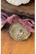 Medalla rústica de la Virgen de la Almudena para carrito de bebé en latón. Hecha artesanalmente en España por Sandra Bellew.