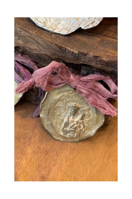 Medalla rústica de la Virgen de la Almudena para carrito de bebé en latón. Hecha artesanalmente en España por Sandra Bellew.