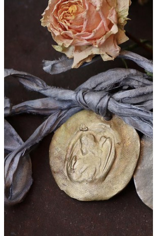 Medalla rústica del Angel de la Guarda para carrito en latón. Hecha artesanalmente por Sandra Bellew.