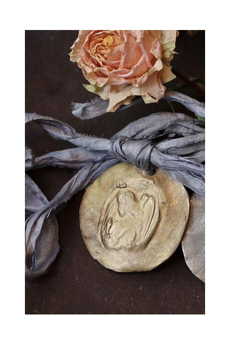 Medalla rústica del Angel de la Guarda para carrito en latón. Hecha artesanalmente por Sandra Bellew.