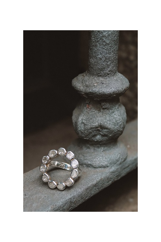 Anillo en redondo de diamantes y plata.