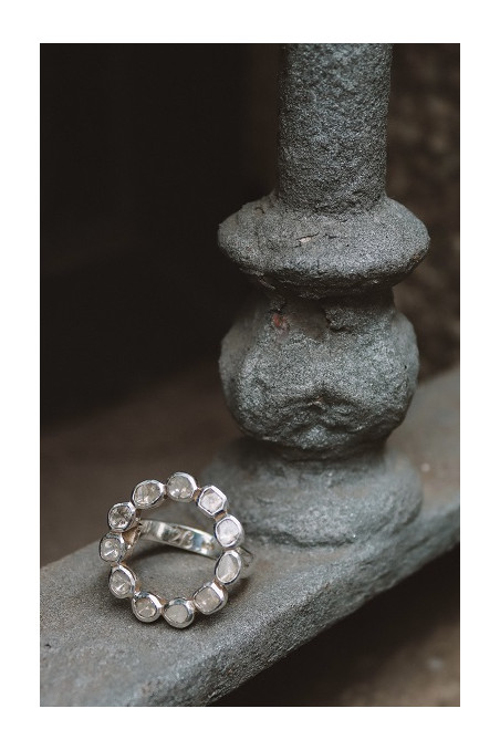 Anillo en redondo de diamantes y plata.