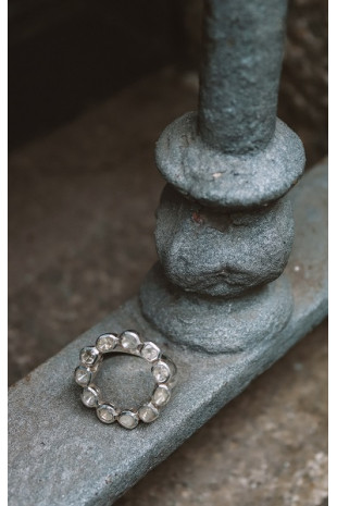 Anillo en redondo de diamantes y plata.