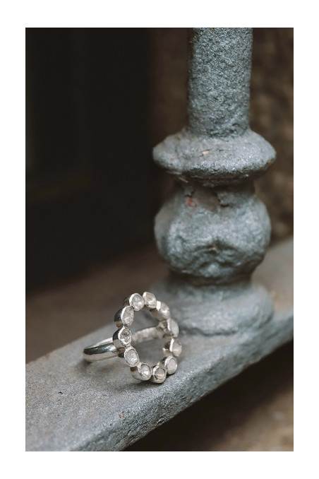 Anillo en redondo de diamantes y plata.