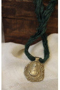Medalla rústica  de la Virgen del Rocío en latón. Hecha artesanalmente en España por Sandra Bellew.