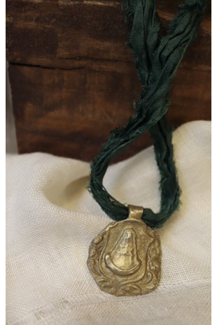 Medalla rústica  de la Virgen del Rocío en latón. Hecha artesanalmente en España por Sandra Bellew.