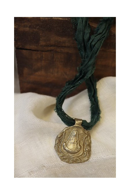 Medalla rústica  de la Virgen del Rocío en latón. Hecha artesanalmente en España por Sandra Bellew.
