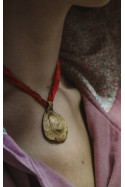 Medalla rústica de la Virgen de Fátima en latón. Hecha artesanalmente por Sandra Bellew.